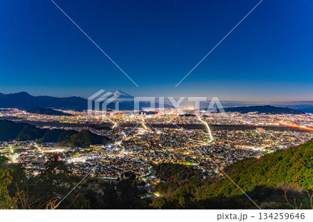 【静岡県】静岡市の街並みと富士山　夜明け前 134259646