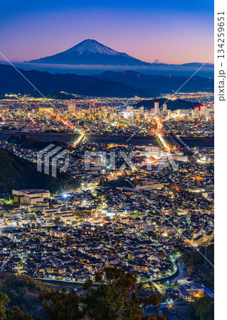 【静岡県】静岡市の街並みと富士山　夜明け前 134259651