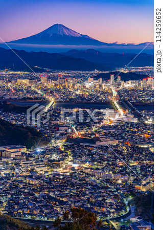 【静岡県】静岡市の街並みと富士山　夜明け前 134259652