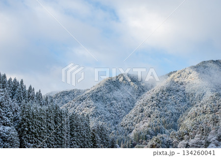 雪化粧した山並み 《岐阜県 下呂市 飛騨川沿い 中山七里》 雪化粧した山並み 《岐阜県 下呂市 飛騨川沿い 中山七里》 134260041