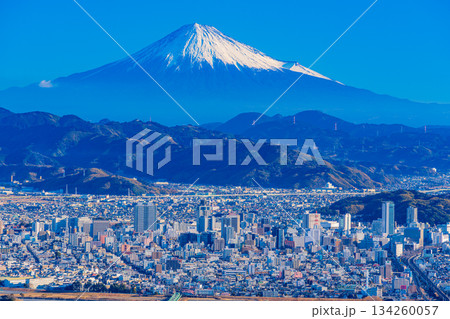 【静岡県】静岡市の街並みと富士山 早朝 【静岡県】静岡市の街並みと富士山 早朝 134260057