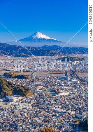 【静岡県】静岡市の街並みと富士山　早朝 134260059