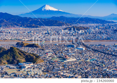 【静岡県】静岡市の街並みと富士山　早朝 134260060