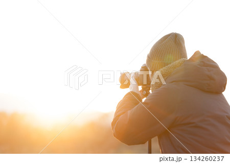 写真を撮る男性 写真を撮る男性 134260237