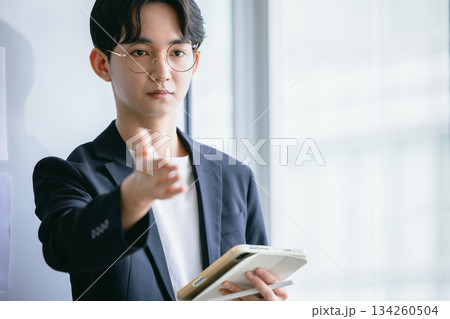 セミナー講師の男性 セミナー講師の男性 134260504