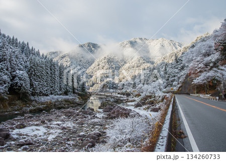 雪化粧した山々と飛騨川 《岐阜県 下呂市 飛騨川沿い 中山七里》 雪化粧した山々と飛騨川 《岐阜県 下呂市 飛騨川沿い 中山七里》 134260733