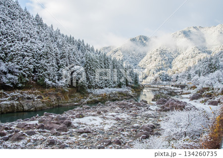 雪化粧した山々と飛騨川 《岐阜県 下呂市 飛騨川沿い 中山七里》 134260735
