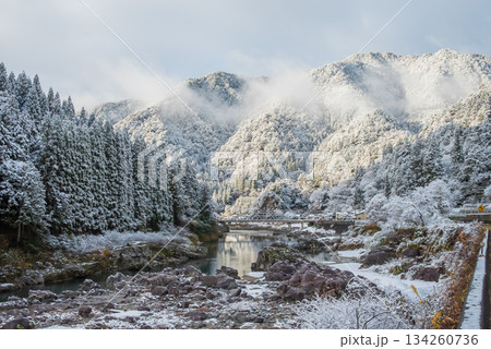 雪化粧した山々と飛騨川 《岐阜県 下呂市 飛騨川沿い 中山七里》 134260736