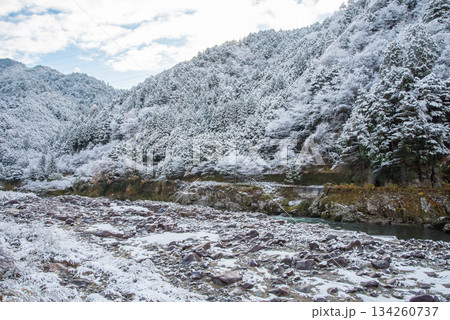 雪化粧した山々と飛騨川 《岐阜県 下呂市 飛騨川沿い 中山七里》 134260737