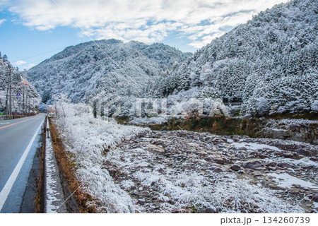 雪化粧した山々と飛騨川 《岐阜県 下呂市 飛騨川沿い 中山七里》 134260739