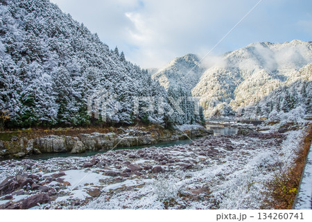 雪化粧した山々と飛騨川 《岐阜県 下呂市 飛騨川沿い 中山七里》 134260741