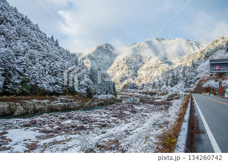 雪化粧した山々と飛騨川 《岐阜県 下呂市 飛騨川沿い 中山七里》 雪化粧した山々と飛騨川 《岐阜県 下呂市 飛騨川沿い 中山七里》 134260742