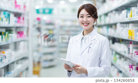 薬剤薬局で患者に寄り添う女性スタッフのやりがいある仕事 薬剤薬局で患者に寄り添う女性スタッフのやりがいある仕事 134260858