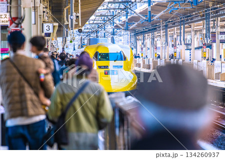 日本の横浜都市景観 珍景。新横浜駅に、幸運を呼ぶ新幹線・ドクターイエロー。幸福な未来へ 134260937