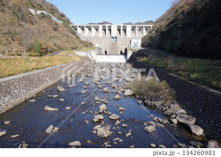 岡山県の吉井川上流に位置する重力式コンクリートダム「苫田ダム」 岡山県の吉井川上流に位置する重力式コンクリートダム「苫田ダム」 134260983