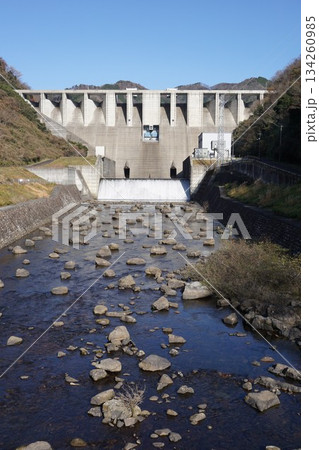 岡山県の吉井川上流に位置する重力式コンクリートダム「苫田ダム」 134260985