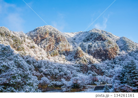 雪化粧した屏風岩《岐阜県 下呂市 益田川沿い 中山七里》 雪化粧した屏風岩《岐阜県 下呂市 益田川沿い 中山七里》 134261161