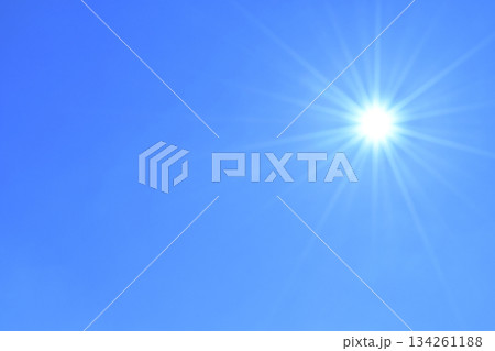 青空と太陽　直射日光 （ fix撮影 ) 134261188