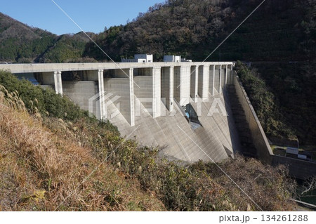 岡山県の吉井川上流に位置する重力式コンクリートダム「苫田ダム」 岡山県の吉井川上流に位置する重力式コンクリートダム「苫田ダム」 134261288