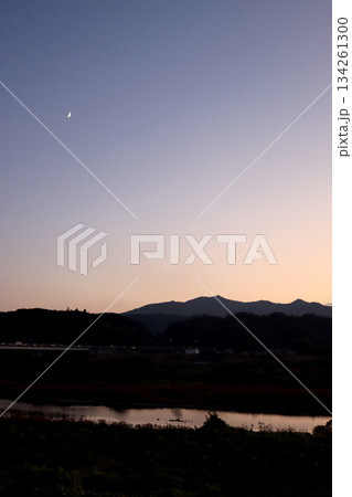 夕暮れの空に浮かぶ三日月 134261300