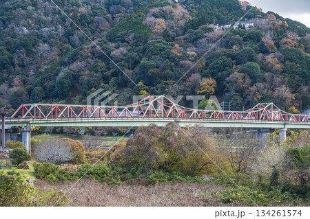 笠置大橋　初冬の木津川　京都府笠置町 134261574