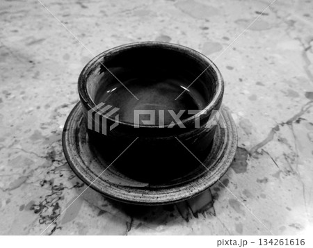 vintage copper kettle on concrete background vintage copper kettle on concrete background 134261616