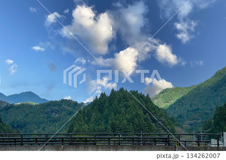 橋のある山間部の風景 橋のある山間部の風景 134262007