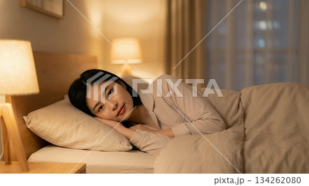 自宅のベッドで横になりながらTVを見ている日本人の若くて可愛い美人女性 自宅のベッドで横になりながらTVを見ている日本人の若くて可愛い美人女性 134262080