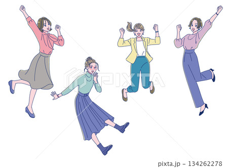 ジャンプして喜ぶ社会人女性たち 134262278