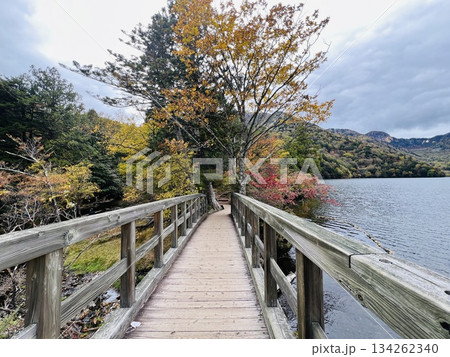 湯ノ湖の渡橋・Crossing the connecting bridge at Yuno Lake 134262340