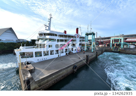桜島フェリー　桜島に向かうフェリーより 134262935