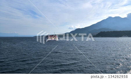 桜島フェリー　桜島に向かうフェリーより 134262938