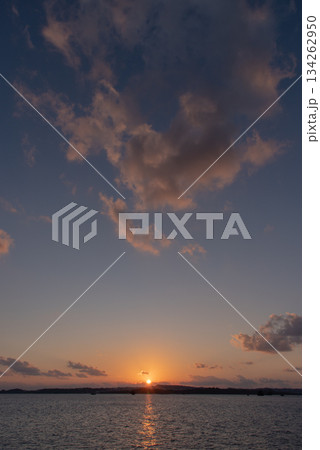 陸地に沈む夕焼けでオレンジ色の太陽 陸地に沈む夕焼けでオレンジ色の太陽 134262950
