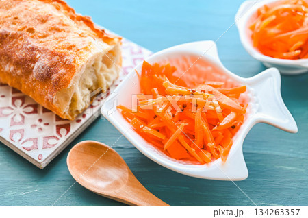 自家製キャロットラぺとパン 134263357