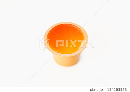 カラメルソースがかかったプリン 134263358