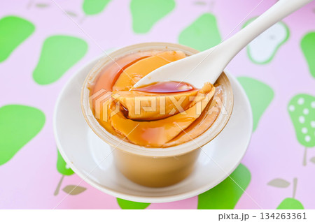 カラメルソースがかかったプリン 134263361