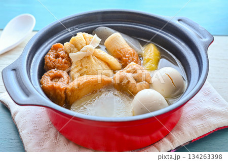 冬の定番料理 二人鍋おでん 冬の定番料理 二人鍋おでん 134263398