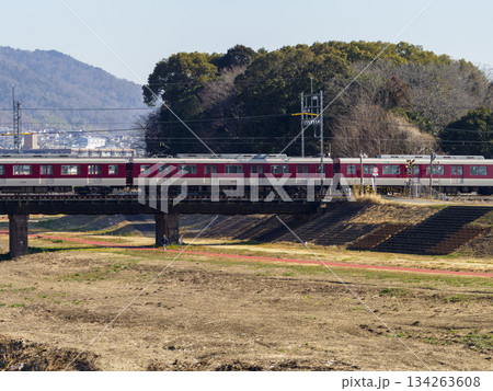 奈良県 大和川を渡る近鉄生駒線の電車 奈良県 大和川を渡る近鉄生駒線の電車 134263608