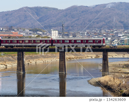 奈良県 大和川を渡る近鉄生駒線の電車 奈良県 大和川を渡る近鉄生駒線の電車 134263609