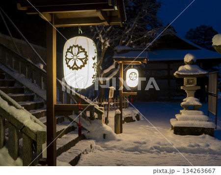 雪が積もる夜の櫻山八幡宮 134263667
