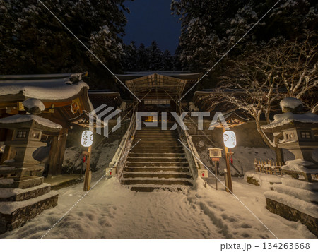 雪が積もる夜の櫻山八幡宮 134263668