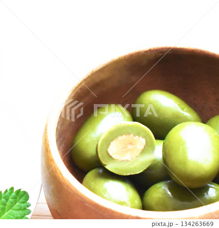 抹茶のアーモンドチョコレートのクローズアップ 134263669