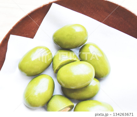 抹茶のアーモンドチョコレートのクローズアップ 134263671