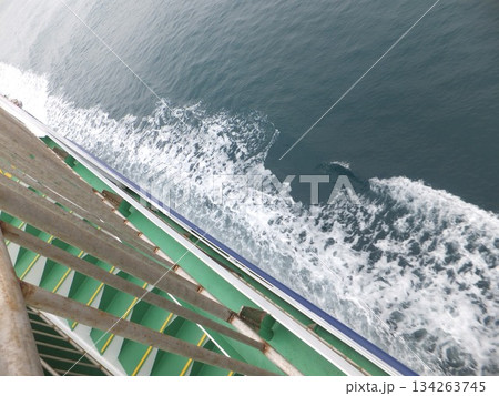 フェリーの手すりと波しぶき 134263745