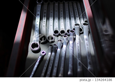 工具箱に入っているメガネレンチ 134264186