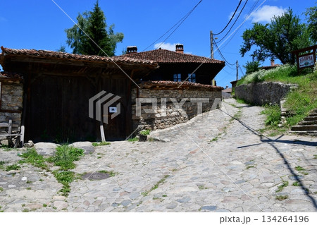 ブルガリア、コプリフシティツァ、ヨーロッパの美しい村30選、民家、石畳、石塀、街角風景 134264196
