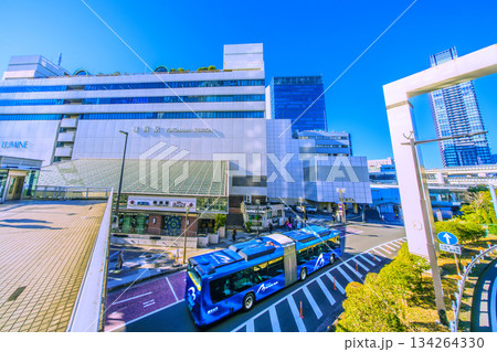 日本の横浜都市景観 横浜駅やJR横浜タワー、ベイサイドブルー、ザ・ヨコハマフロントタワーなどを望む 日本の横浜都市景観 横浜駅やJR横浜タワー、ベイサイドブルー、ザ・ヨコハマフロントタワーなどを望む 134264330