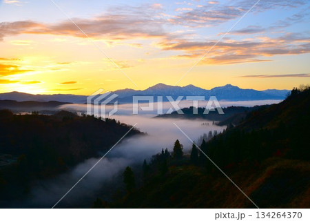 山古志棚田雲海朝焼け・越後三山夜明け 134264370