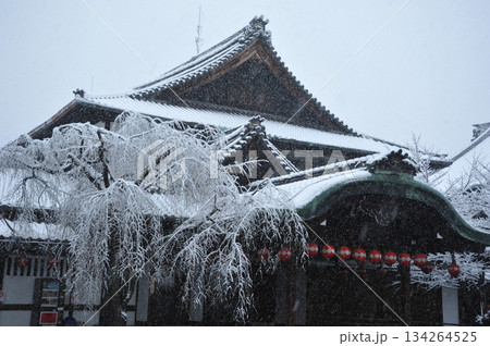 雪降る祇園　歌舞練場 134264525