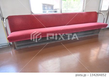 近鉄普通電車の座席（ロングシート仕様） 134264852
